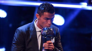 C.Ronaldo tuyên chiến Messi sau khi giành giải Cầu thủ xuất sắc nhất 2017