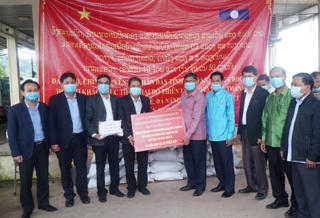 Tỉnh Salavan (Lào) hỗ trợ đồng bào miền Trung khắc phục hậu quả bão lũ
