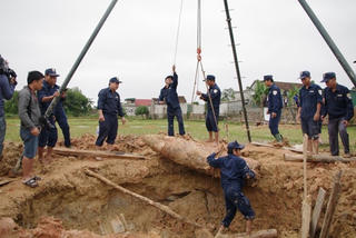 Hà Tĩnh: Xử lý quả bom “khủng” nặng gần 1 tấn