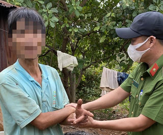 Kinh hãi con trai tâm thần giết mẹ trong rẫy vắng