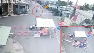 [VIDEO] Thanh niên chạy xe máy tốc độ cao đâm xuyên chốt kiểm dịch