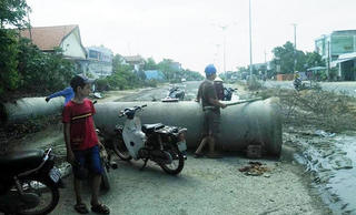 Xe chạy gây ô nhiễm, dân bức xúc chặn đường