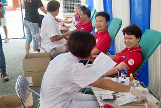 Các cựu học sinh Hà Nội (91-94) mang 'Hạ Hồng' đến Bệnh viện Việt Đức