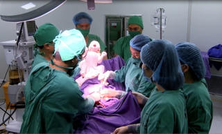 Cứu sống mẹ con sản phụ bị nhau tiền đạo nguy kịch