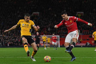 Ronaldo thi đấu mờ nhạt trước Wolves
