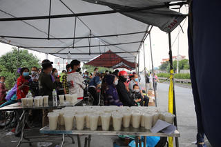 Mặt trận Trung ương hỗ trợ hàng hóa thiết yếu cho công dân tự phát về quê