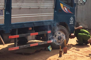 Bé gái 2 tuổi bị xe tải cuốn vào gầm