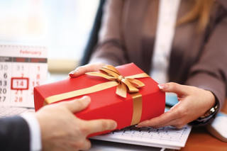 Nghiêm cấm biếu, tặng quà Tết cho lãnh đạo dưới mọi hình thức