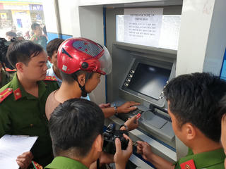 Bắt 3 đối tượng người Trung Quốc dùng thẻ ATM giả để trộm tiền