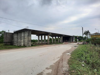 Cận cảnh cầu vượt đường sắt 65 tỷ đồng 'nham nhở' sau 10 năm thi công