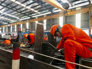 Người lao động phấn khởi trở lại sản xuất