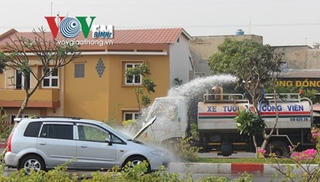 Ô tô bốc khói giữa đường, 4 người đạp cửa tháo chạy