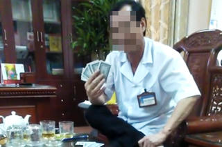 Xôn xao clip giám đốc bệnh viện mặc áo blouse đánh bài ăn tiền