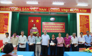 Chủ tịch Nguyễn Thiện Nhân tặng quà gia đình chính sách tại Trà Vinh