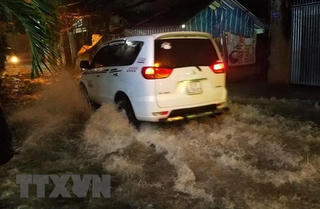 Mưa lớn, nhiều tuyến đường ở Thành phố Hồ Chí Minh ngập nặng