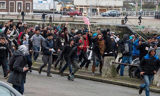 Người nhập cư chiếm cảng của Pháp