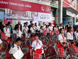 Trao tặng 115 chiếc xe đạp cho trẻ em có hoàn cảnh khó khăn