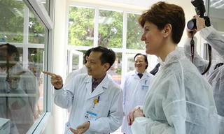 Thay vì sợ nhiễm lao, hãy “nhiễm” lòng nhân ái