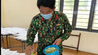 ‘Anh nuôi’ ở khu cách ly