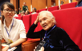 Những giọt nước mắt nhớ đồng đội, người thân