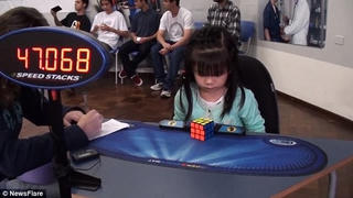 Bé gái 3 tuổi giải khối rubik trong 47 giây