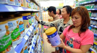Quản lý thị trường sữa: Bỏ 'áp trần' nhưng không thể buông giá