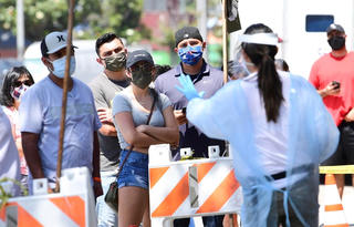 Mỹ: Bang California tái áp đặt quy định đeo khẩu trang