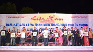 Liên hoan đàn, hát dân ca và trình diễn trang phục truyền thống các dân tộc tại Kon Tum