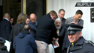 [VIDEO] Nhà sáng lập Wikileaks bị lôi ra khỏi Đại sứ quán Ecuador tại London