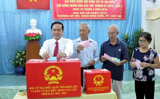 Cử tri Tây Nam Bộ nô nức đi bầu cử dưới mưa