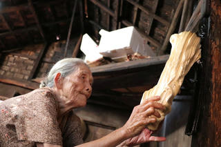 Cụ bà gần 90 tuổi dành cả đời làm kẹo kéo