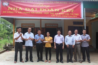 Trao nhà Đại Đoàn Kết cho hộ nghèo, hộ chính sách