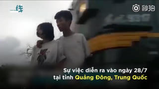 [VIDEO] Bất chấp chụp ảnh trên đường sắt, đôi nam nữ bị tàu hỏa hất tung