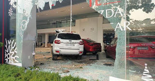 Nữ tài xế 'đại náo' showroom ô tô, tông 1 người nguy kịch