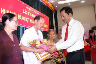 TPHCM: Trao Huy hiệu Đảng cho các đảng viên cao tuổi Đảng