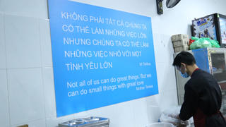 Hà Nội: Chỉ 2.000 đồng cho một suất ăn ấm tình người