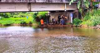 Quảng Ngãi: Vớt dép, 2 học sinh tiểu học trượt chân, đuối nước