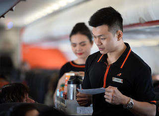 Trả hơn 200 triệu tiền mặt cùng tài sản khách bỏ quên trên máy bay Jetstar