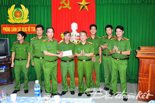 Thưởng nóng Đội Cảnh sát 113 truy bắt các đối tượng cướp phá tài sản