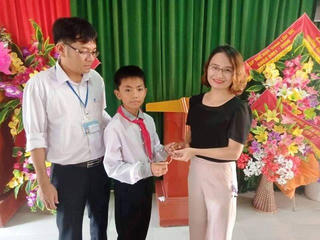 Nam sinh lớp 6 trả lại kỷ vật bằng vàng cho nữ cán bộ
