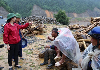 Tình người Mặt trận