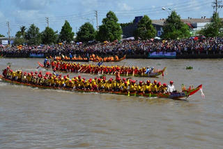 Sôi động đua ghe Ngo