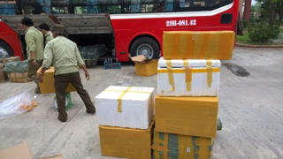 CSGT bắt 18 thùng hàng linh kiện điện tử, điện thoại không rõ nguồn gốc