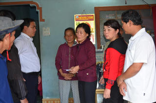 Bơi qua sông một nông dân bị nước cuốn