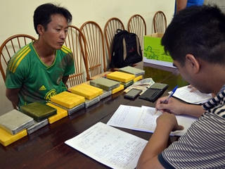 Vận chuyển 16 bánh heroin vào nội địa