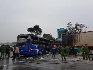 Tông xe container, xe khách cháy trơ khung sắt