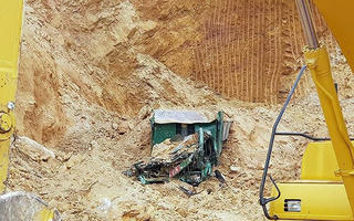 Sập mỏ đất vùi lấp xe ben, tài xế tử vong