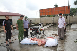 2 tạ thịt gà bốc mùi hôi thối trên đường đi tiêu thụ