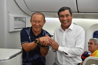 [ẢNH] Những người hùng của bóng đá Việt Nam trên đường về nước