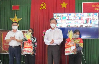 Ninh Thuận: Tặng quà cho đồng bào Raglai gặp khó khăn do ảnh hưởng dịch Covid-19 